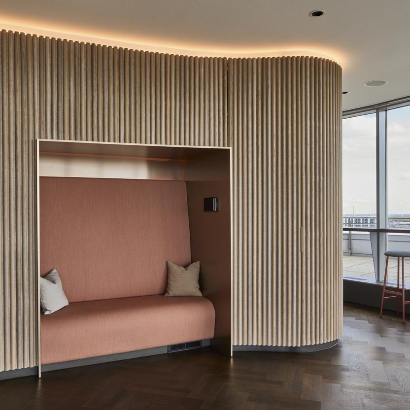 Eingebaute Sitznische mit Polsterung und Holzvertäfelung im modernen Innenausbau