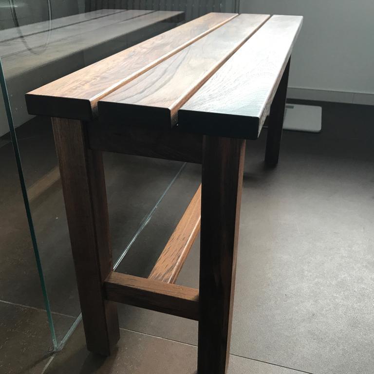 Handgefertigte Massivholz-Bank Massivholz-Bank mit schlichtem Design in moderner Innenarchitektur