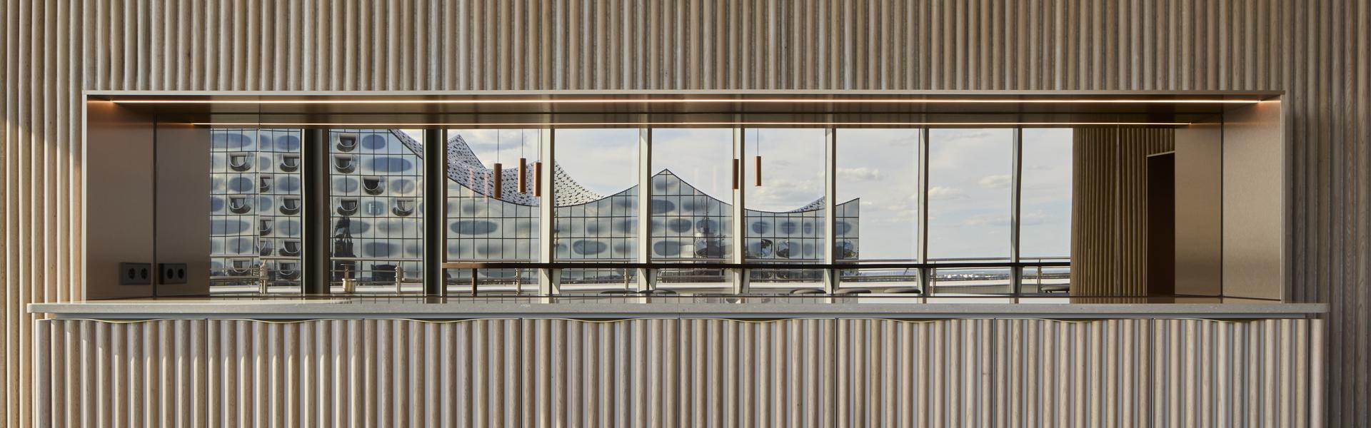 Bar-Innenausbau mit klaren Linien und Holzstruktur