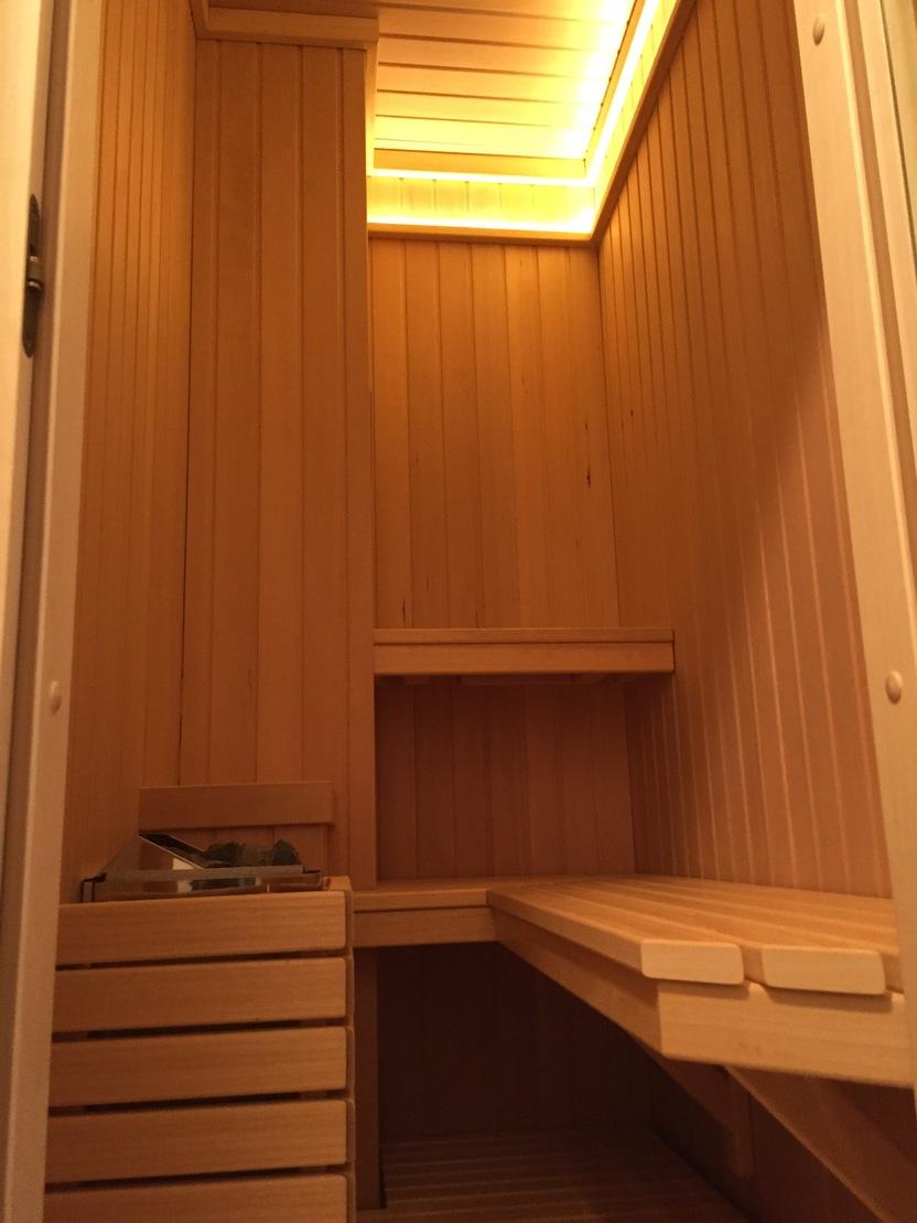Maßgefertigte Innensauna aus hellem Holz Maßgefertigte Innensauna aus hellem Holz