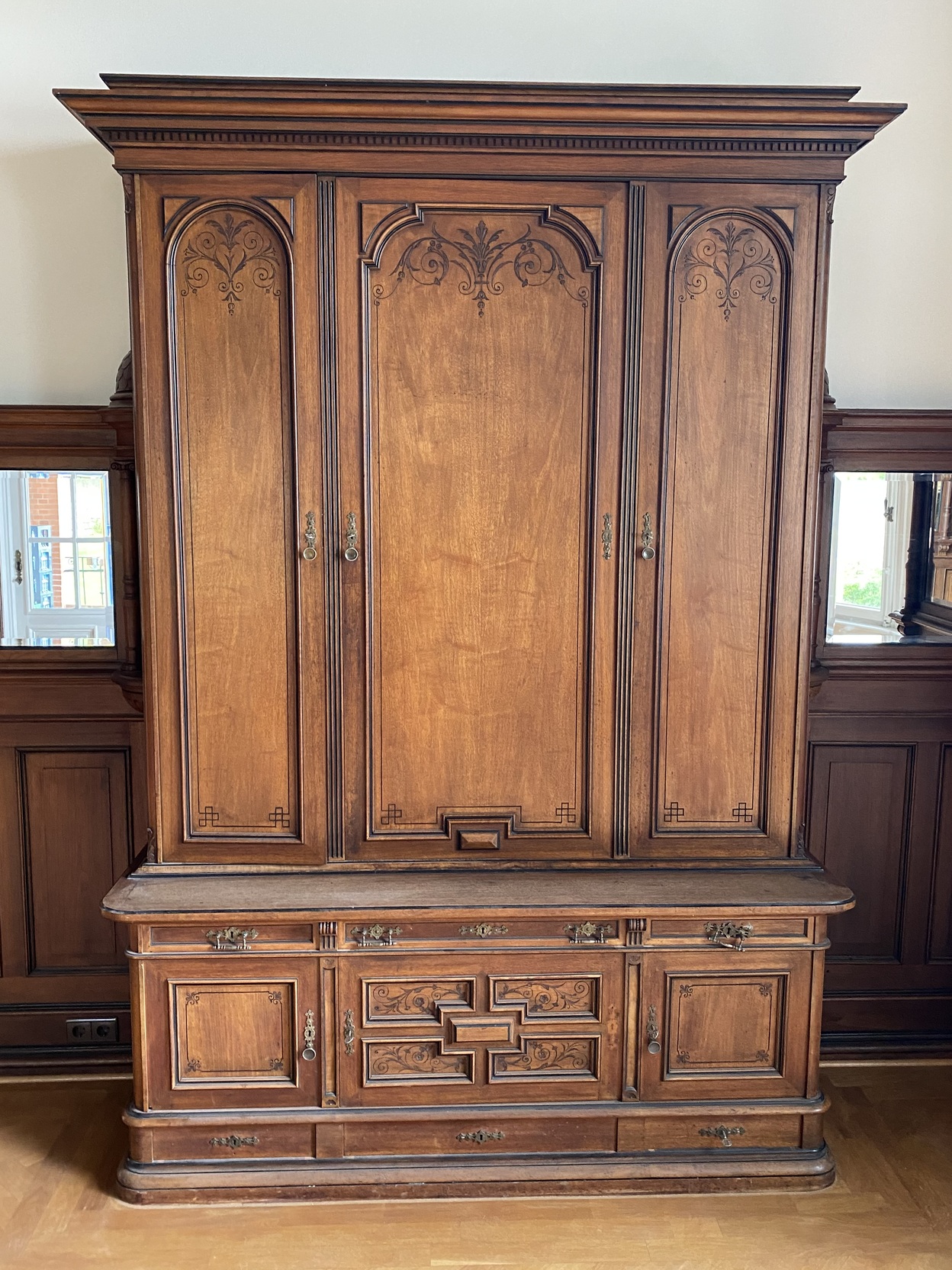 Klassischer Holzschrank im traditionellen Stil mit Verzierungen