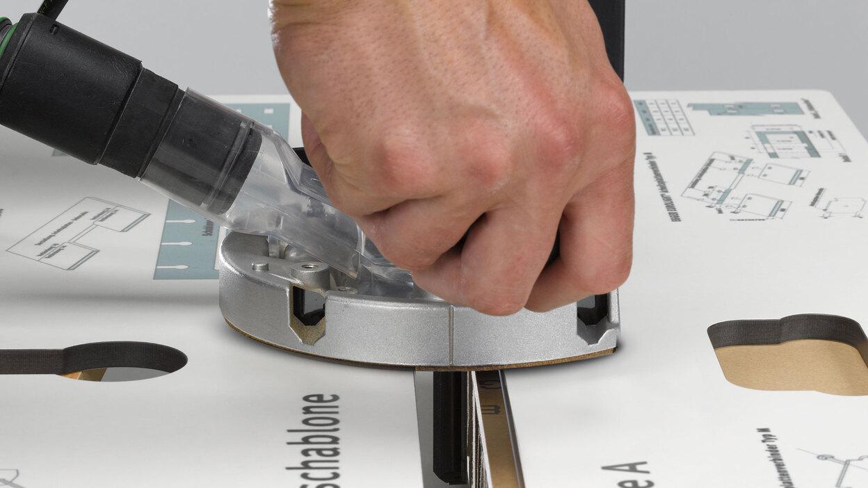 Oberfräsarbeiten an zwei Holzelementen mit Abstufung