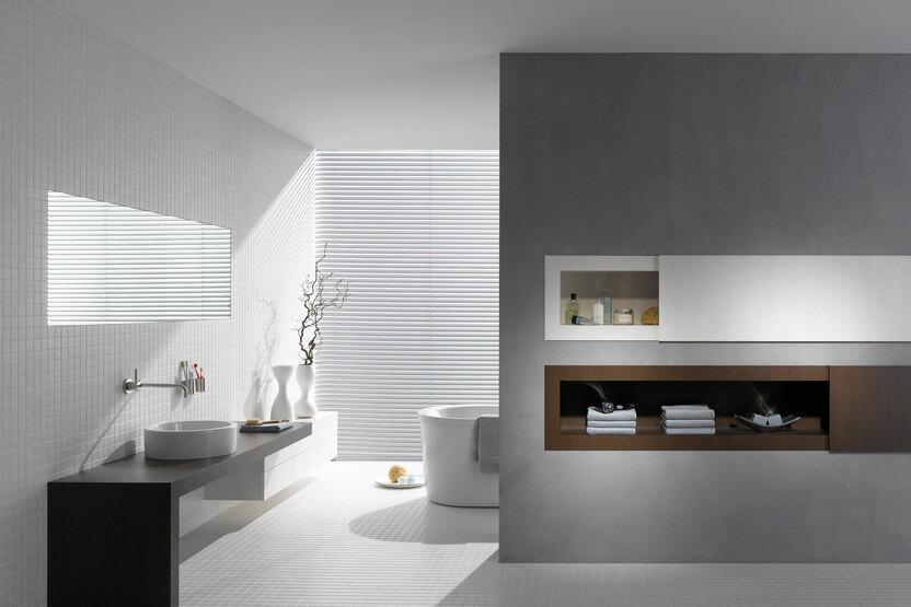 Badezimmerimpression mit stilvoller Trennwand mit Einbauregal.