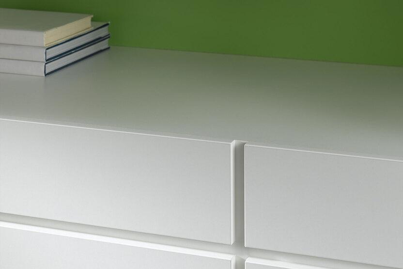 Weiße Einbauholzkommode mit Schubladen als Ankleidemöglichkeit