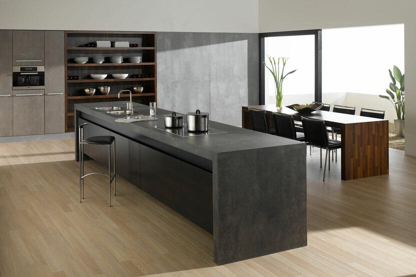 Küchen- und Esszimmerimpression mit verschiedenen Holzstilen Küchen- und Esszimmerimpression mit einer Kombination aus Holz- und Stein-/ Betonoptik und Einbauschränken