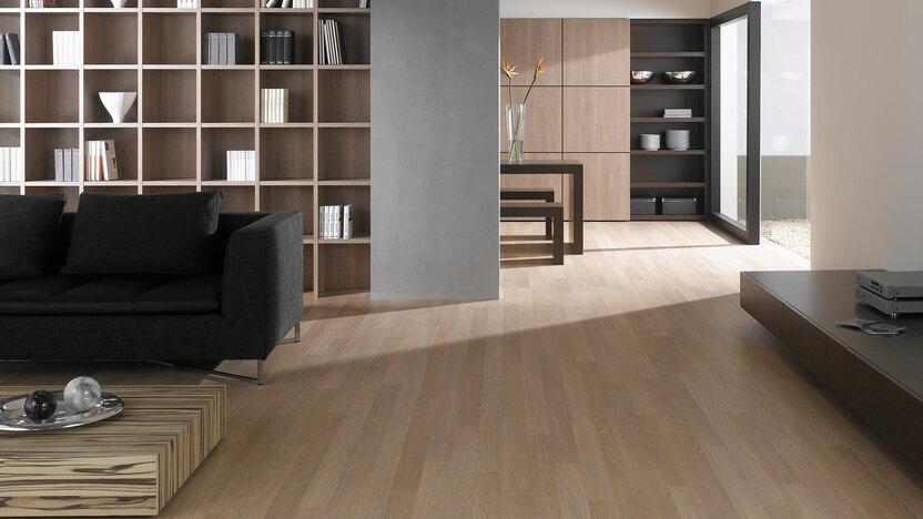 Offene Wohnraumimpression mit Einbauregal in Trennwand Offene Wohnraumimpression mit Einbauregal für Bücher und Dekoration in Trennwand mit hellem Holzboden