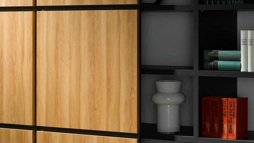 Detailaufnahme von Schrank-Regalkombination Detailaufnahme mit verschiebbarer Schrankwand für offenes und geschlossenes Schranksystem, lackiert und in Holzoptik kombiniert.