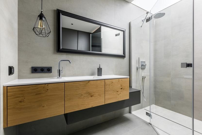 Asymmetrischer Waschtisch mit Echtholz und Lackierung Asymmetrischer Waschtisch mit Schubläden in Echtholz und schwarzer Lackierung auf weiterem schmalen Unterschrank.